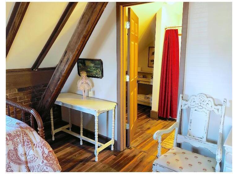 Main Street Bed & Breakfast Established In 1810