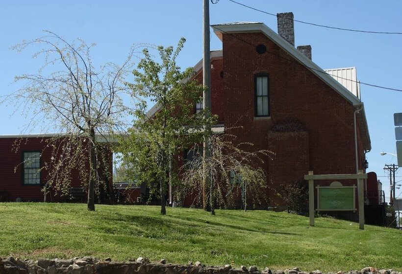 Main Street Bed & Breakfast Established In 1810