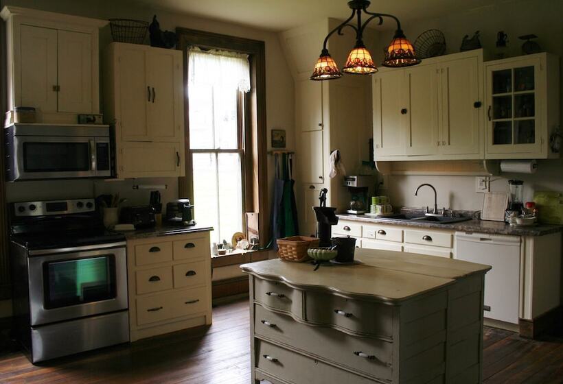 Main Street Bed & Breakfast Established In 1810