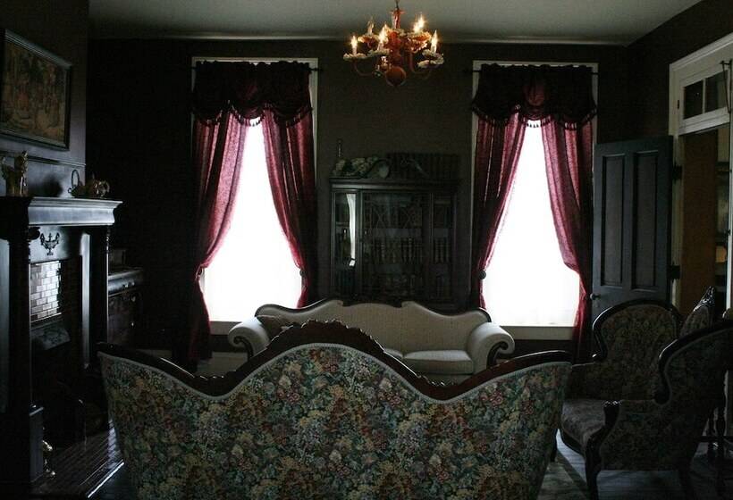 Main Street Bed & Breakfast Established In 1810