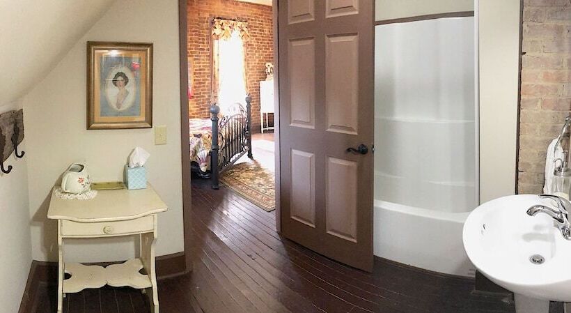 Main Street Bed & Breakfast Established In 1810