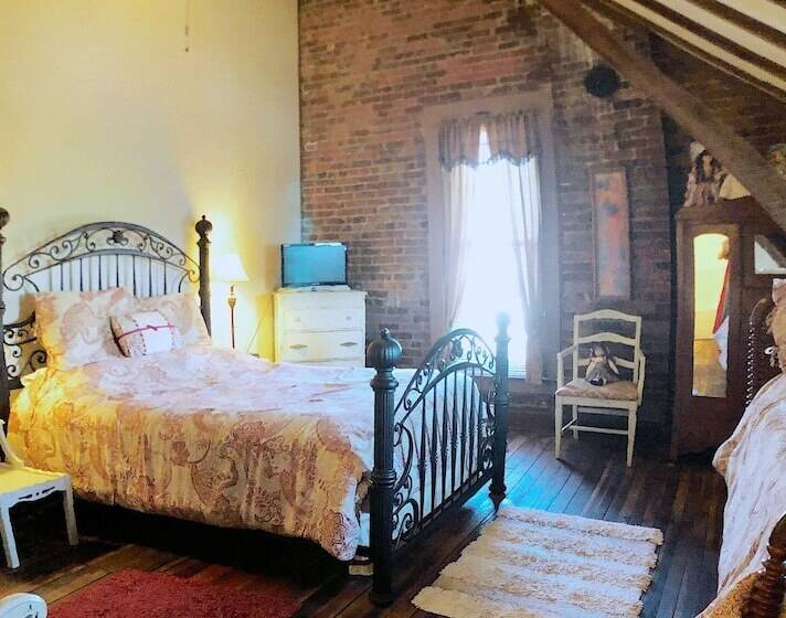 Main Street Bed & Breakfast Established In 1810