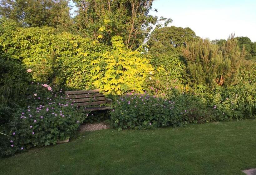 بنسيون Steps Farmhouse B&b