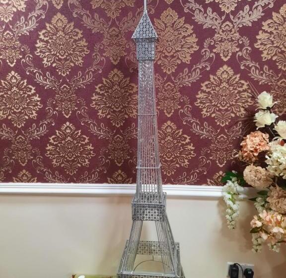 פנסיון Surrey House