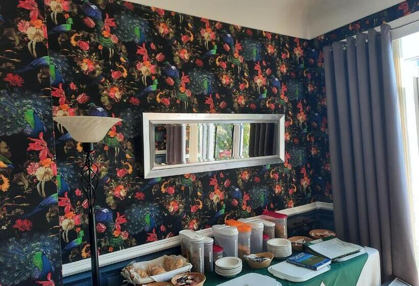 פנסיון Surrey House