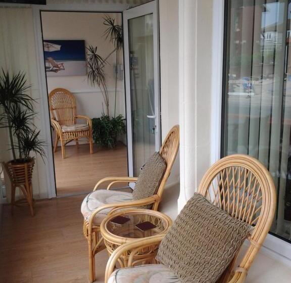 פנסיון Surrey House