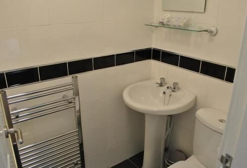 פנסיון Surrey House