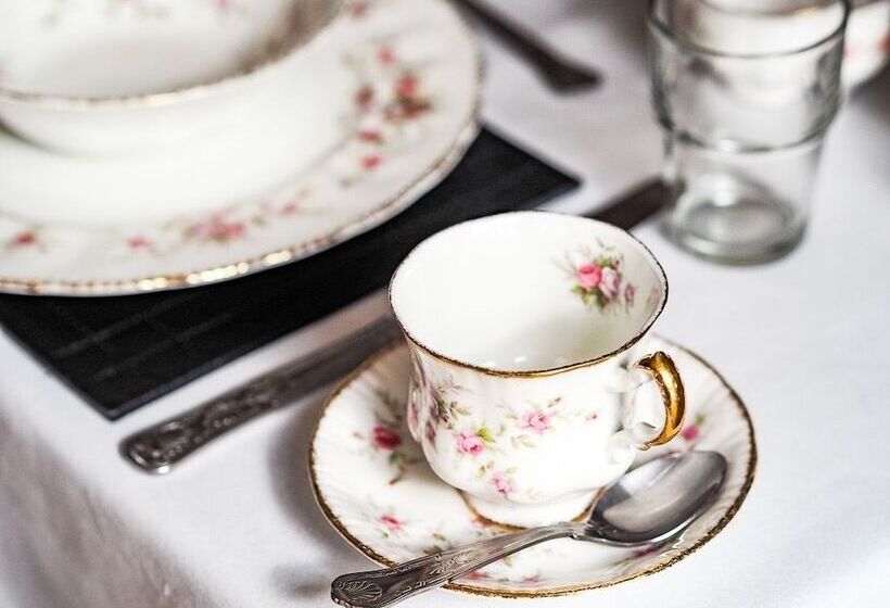 بنسيون Tall Storeys