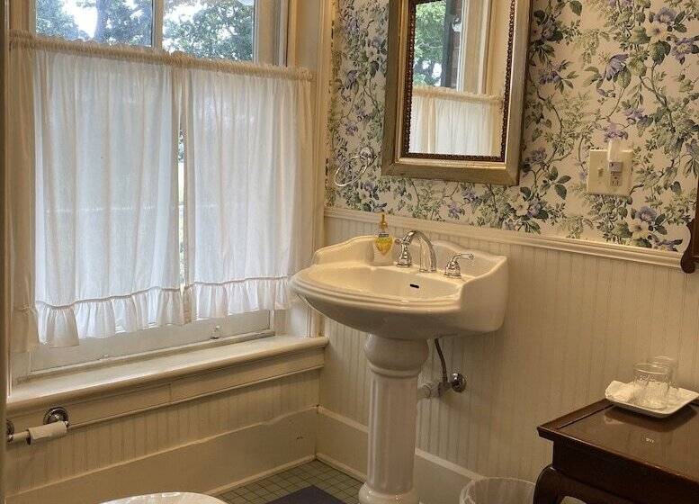 Rockwood Manor Bed & Breakfast