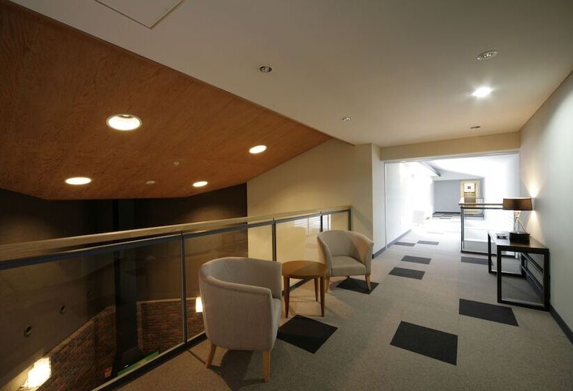 The Ridge Hotel & Apartments