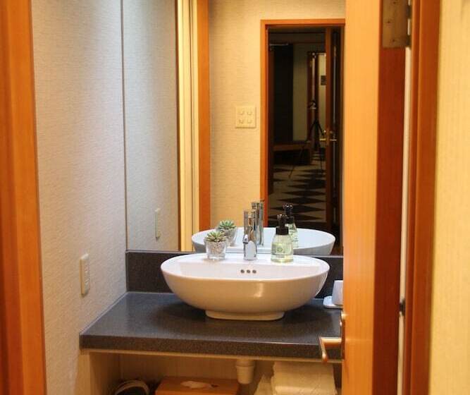 The Ridge Hotel & Apartments