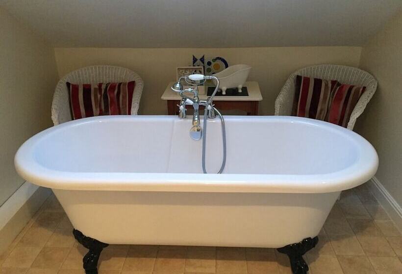 The Waltzing Weasel B&b