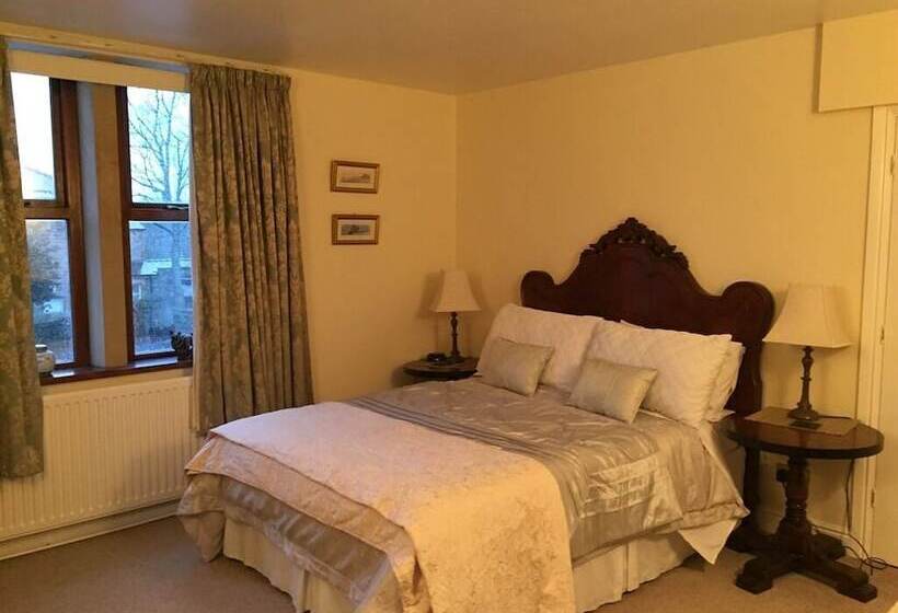 The Waltzing Weasel B&b