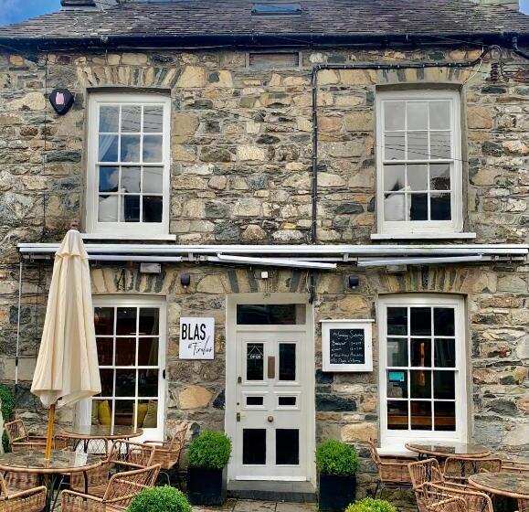 تختخواب و صبحانه Blas At Fronlas Café   The Heart Of Newport