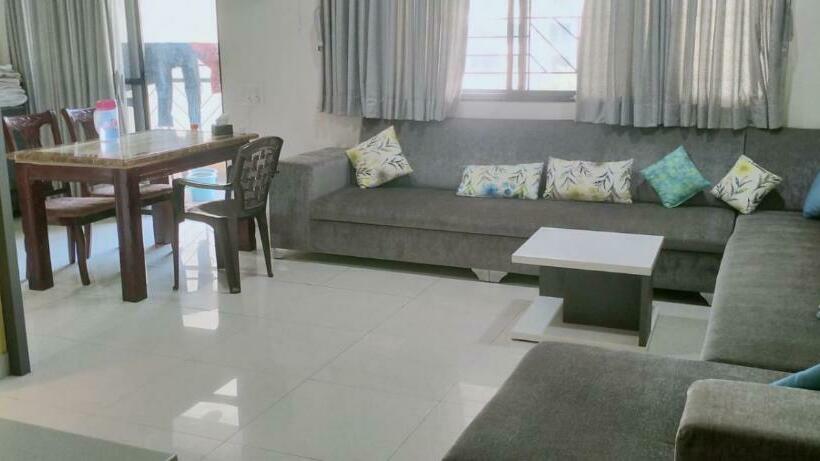 Bed and Breakfast Gargi Corporate House Roystonea