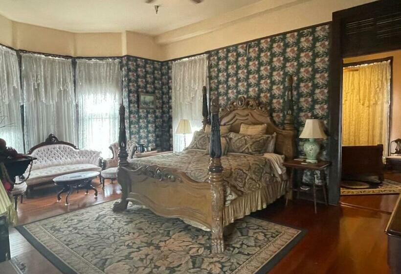 مبيت وإفطار Grand Gables Inn