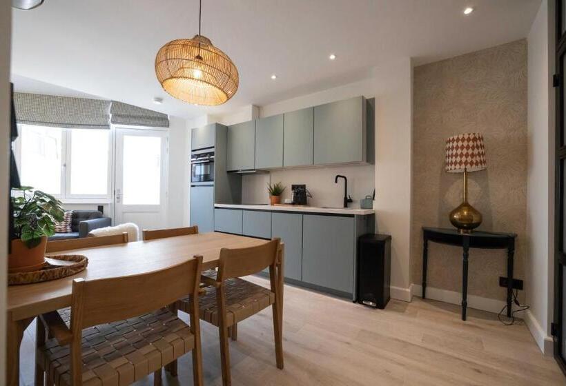 Four Star Apartments   Badhuisstraat 6