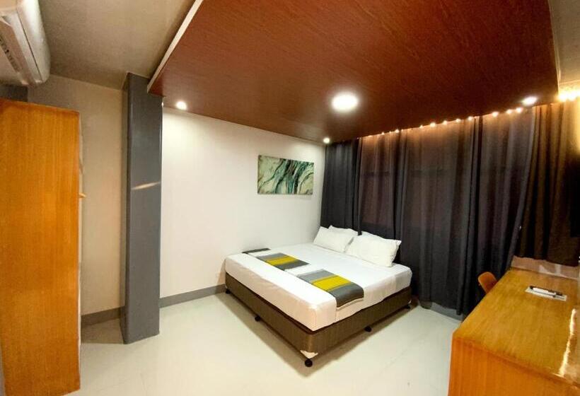 هتل Icon Venue And Suites