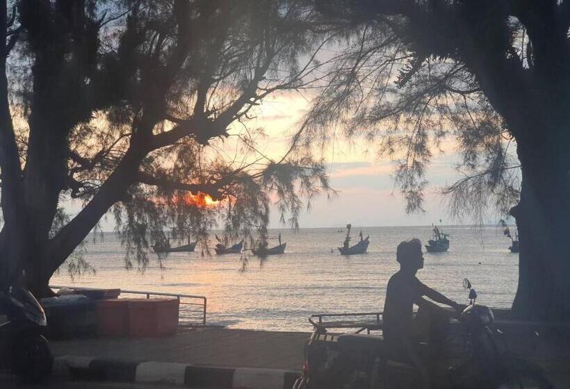 בית מלון כפרי Seaside Palace