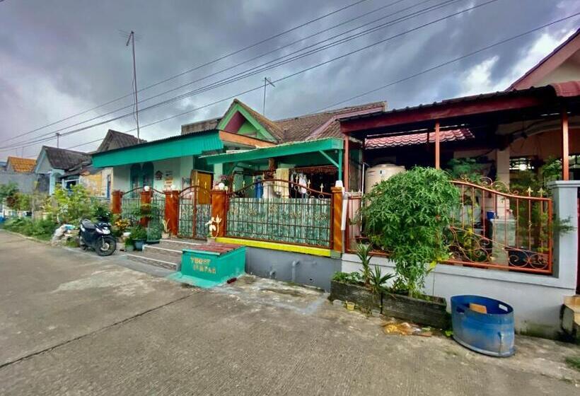 בית מלון כפרי Spot On 92115 Homestay Bude Sri