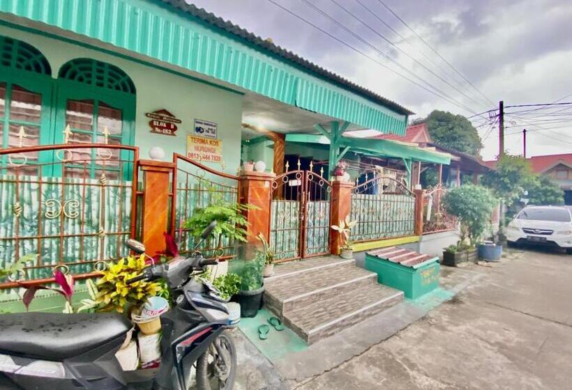 בית מלון כפרי Spot On 92115 Homestay Bude Sri