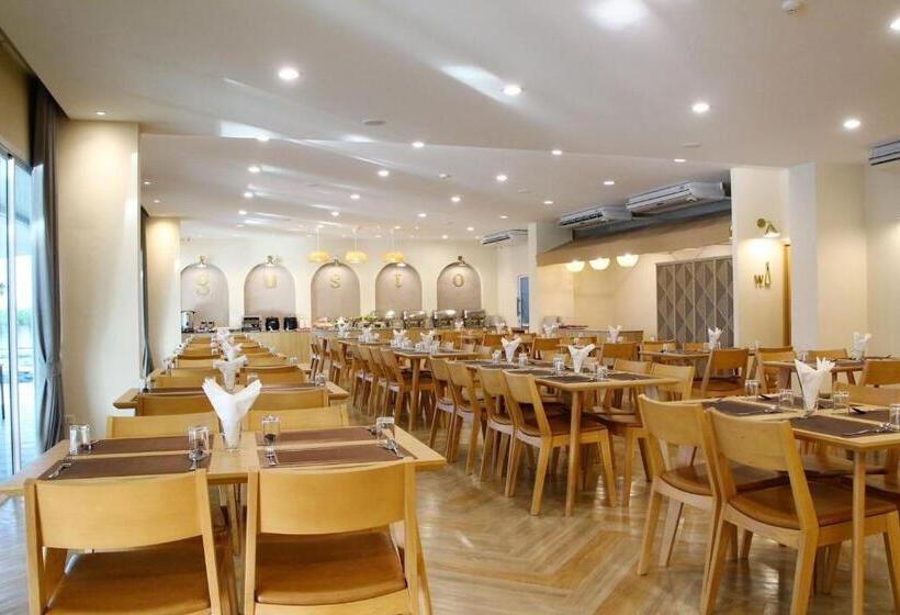 ホテル The Leisure