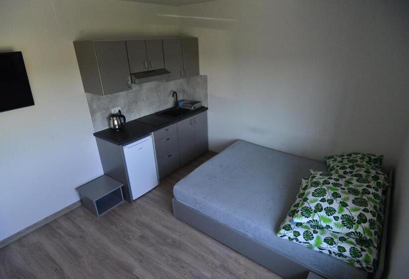 モーテル Noclegi Uran