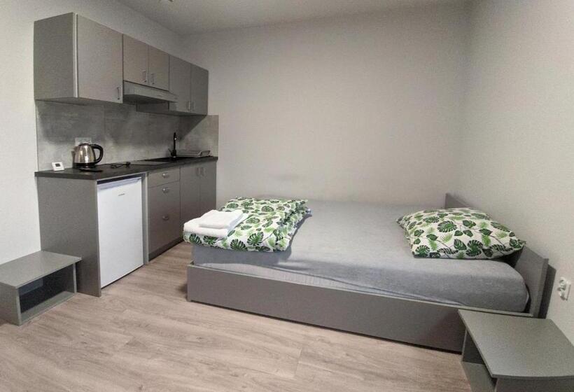 モーテル Noclegi Uran