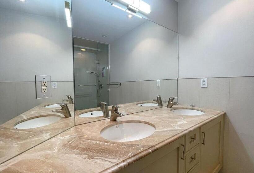 Majatalo Private Suite In Forest Hill With Full Kitchen And Parking