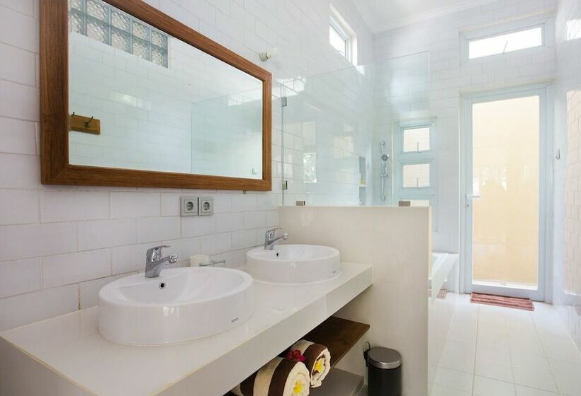 تختخواب و صبحانه Donguri House Bali