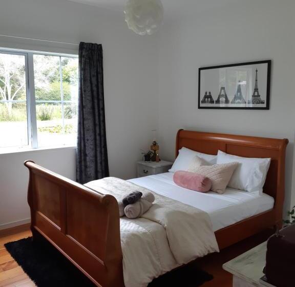 تختخواب و صبحانه The Gisborne Club   Boutique Accommodation