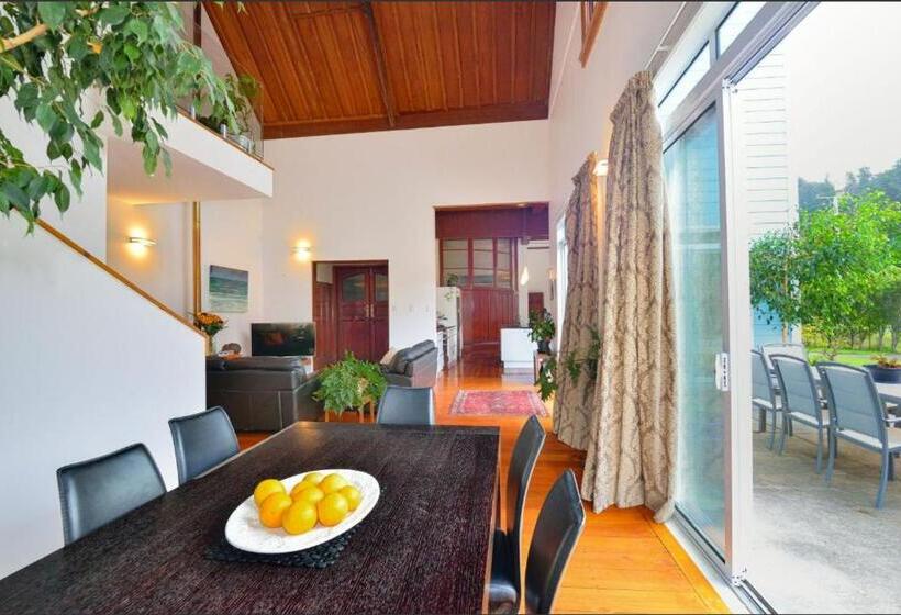 تختخواب و صبحانه The Gisborne Club   Boutique Accommodation