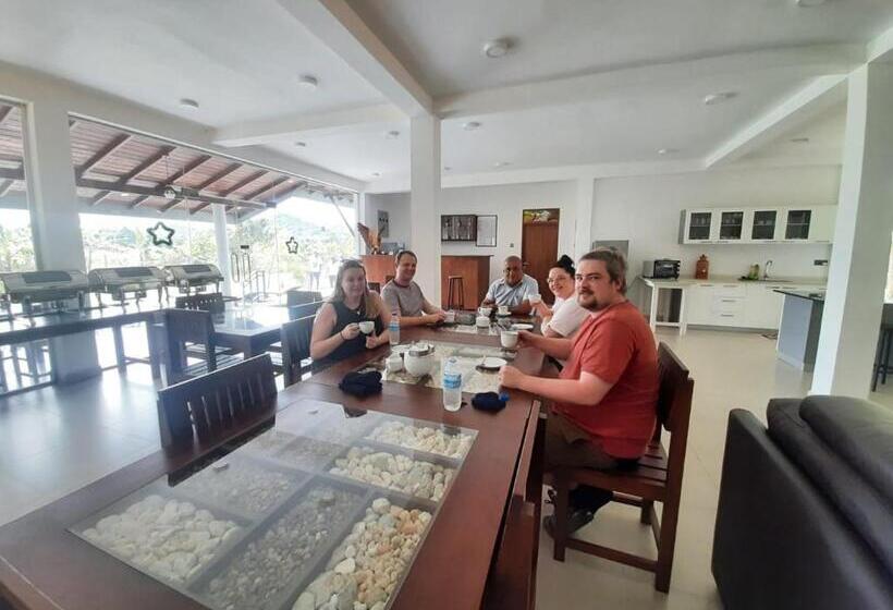 ホテル Margosa Mountain Villa