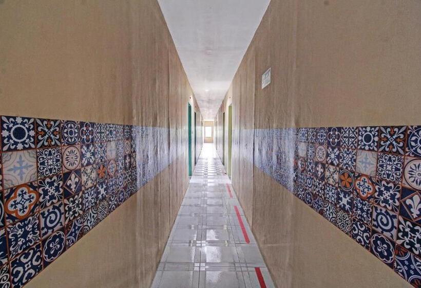 호텔 Oyo 92032 Utama  & Karaoke