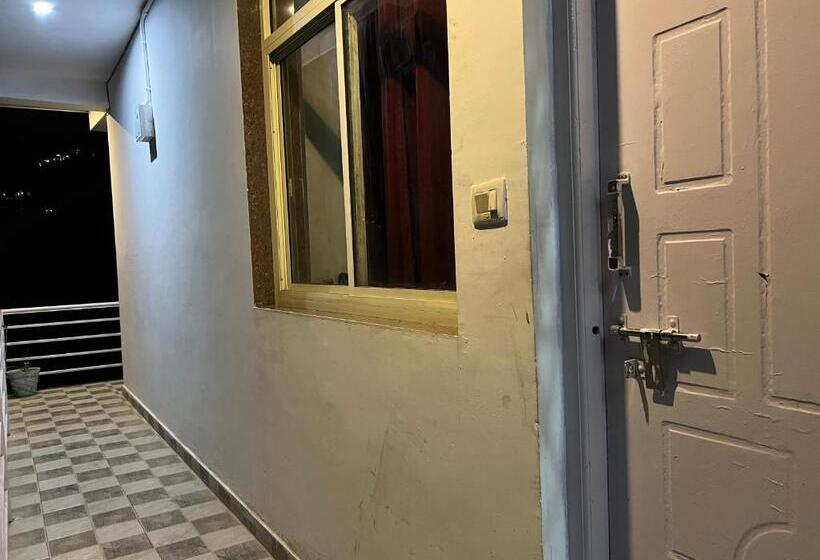 فندق Shivroots Resort