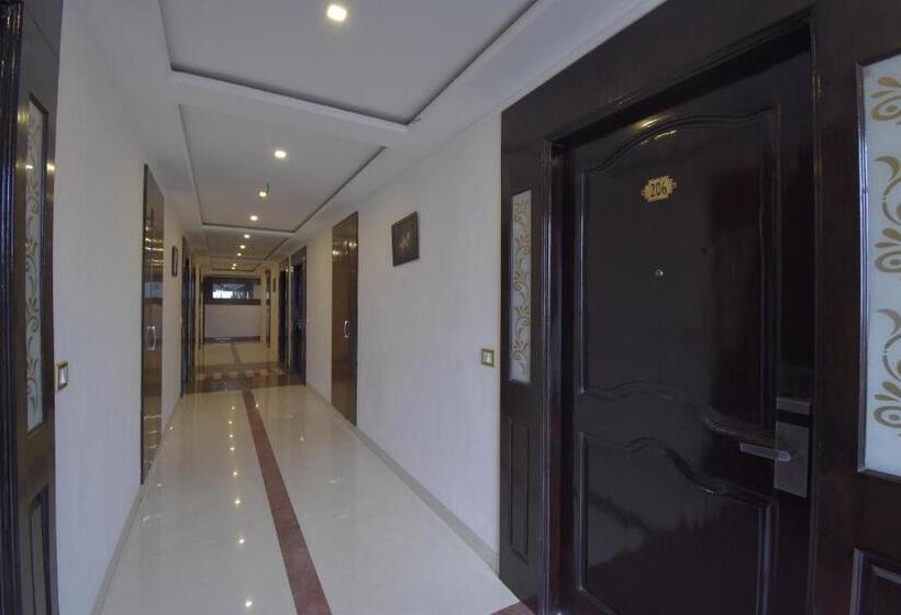 هتل The Royal Castle Ac Centralized