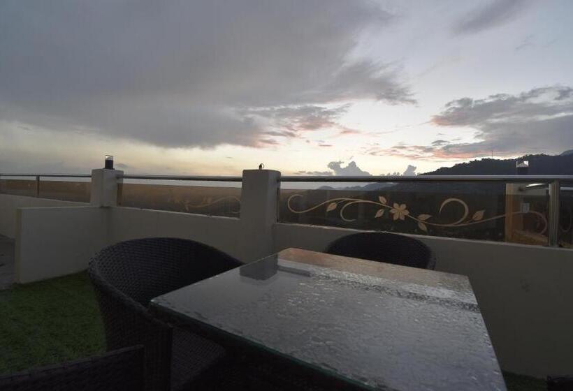 هتل The Royal Castle Ac Centralized