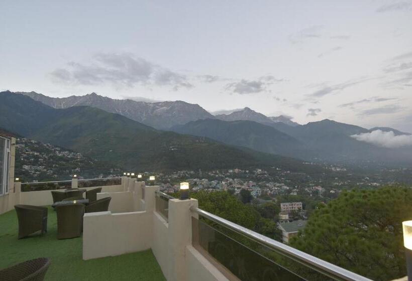 هتل The Royal Castle Ac Centralized