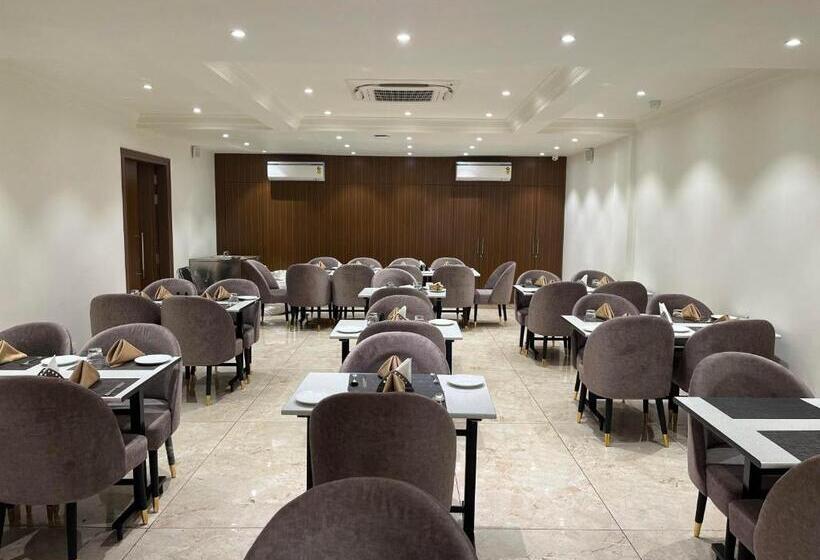 ホテル The Royal Vista