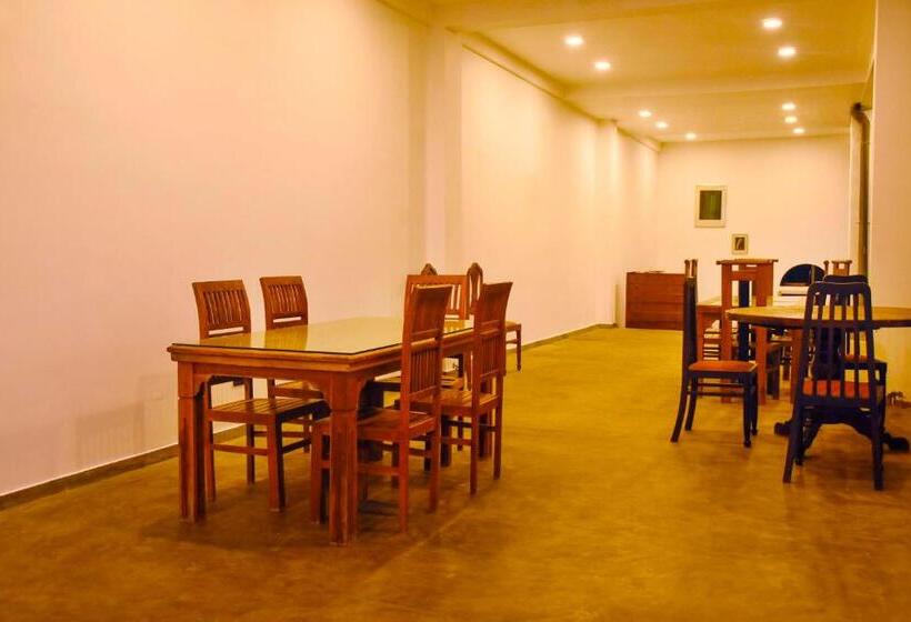 Kavin Beach Hotel Hikkaduwa