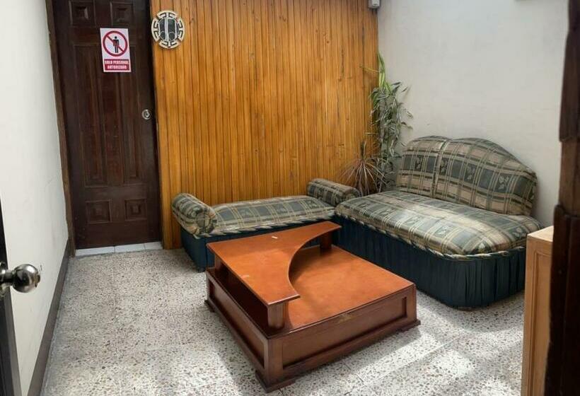 هاستل Alojamientos Hostal Rest House