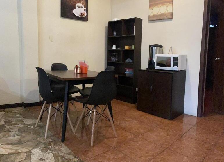 هاستل Alojamientos Hostal Rest House