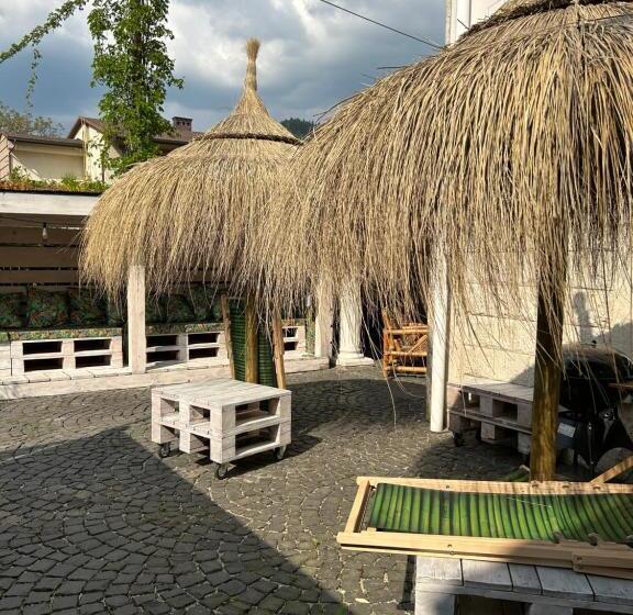 تختخواب و صبحانه Safari House   Wisła