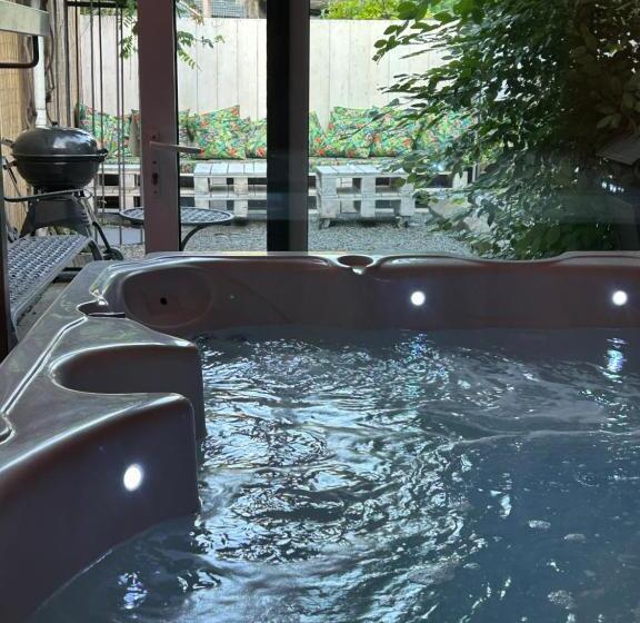 تختخواب و صبحانه Safari House   Wisła