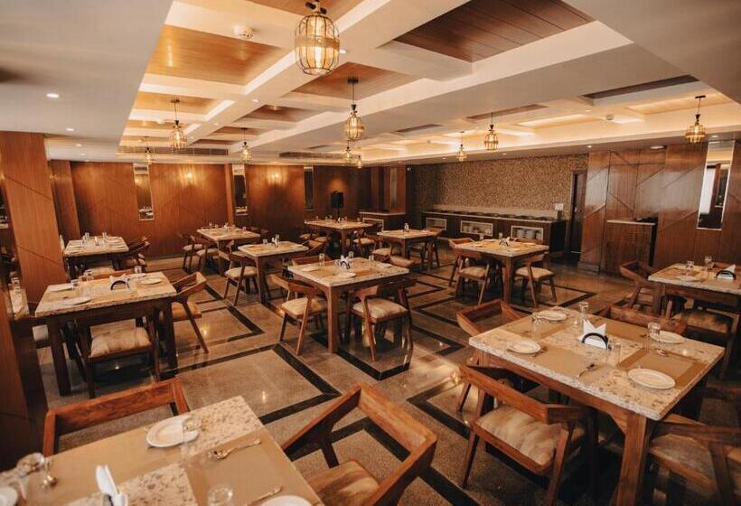 Отель Clarks Inn Express , Dehradun