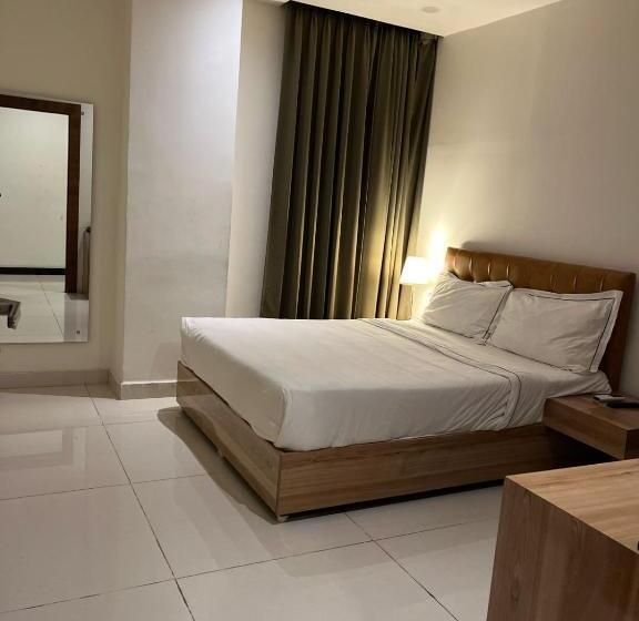 בית מלון כפרי Hibiscus Tree  Bachupally