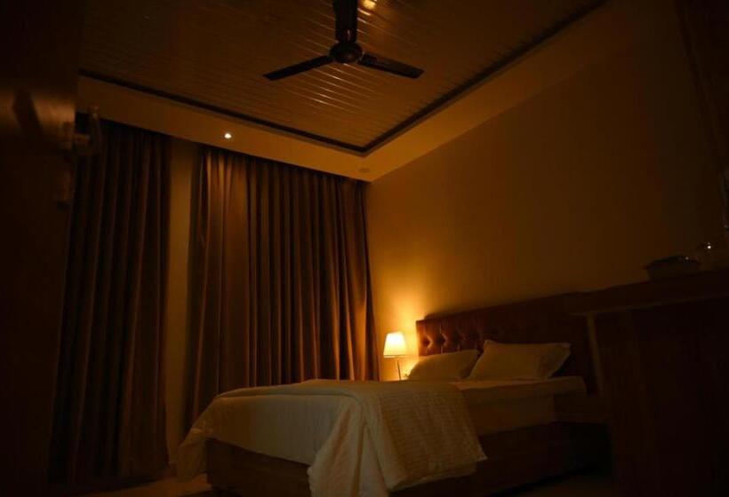 בית מלון כפרי Hibiscus Tree  Bachupally