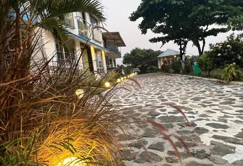 فندق Sea Breeze Beach Resort