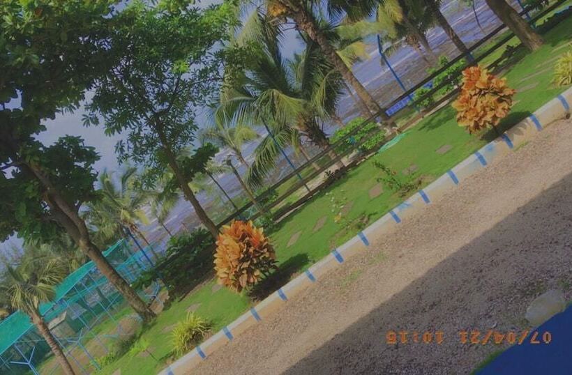 בית מלון כפרי Sea Breeze Beach Resort