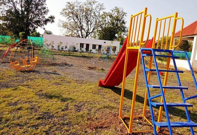 בית מלון כפרי The Infinity Pench Resort